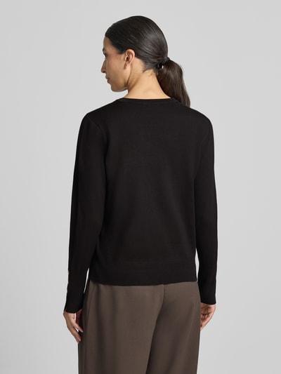 Vrouwenmodel draagt gebreide pullover uit viscosemix Model 'KATIE' van FREE/QUENT, recht model, elastische boordjes, knopen aan mouwboorden, ruglengte maat S 58 cm, mouwlengte maat S 66 cm, zwarte kleur, gladde textuur, Ganzkörperansicht Rückansicht.
