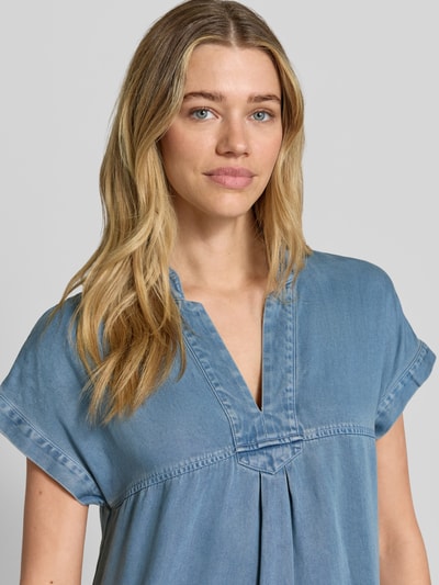 Vrouwenmodel draagt Knielanges Jeanskleid mit Tunikakragen van Oui, dames denimjurk van zuiver lyocell, recht model, tuniekkraag, kapmouwen, borstwijdte maat 36: 45 cm, hemelsblauw, soepele stof, nahaufnahme bovenlichaam.