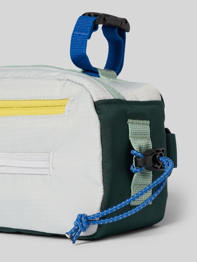 Produktfoto, Fahrradtasche mit Label-Detail von PEAK PERFORMANCE mit Hauptfach und Nebenfach mit Reißverschluss, verstellbare Riemen, Maße 26 cm Breite, 14 cm Länge, 5 cm Tiefe, Riemenlänge 94 cm, farbige Details und strukturierte Textur