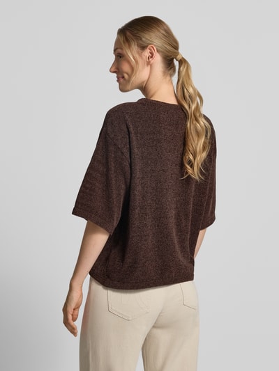 Frauenmodel trägt Relaxed Fit T-Shirt in Strick-Optik Modell 'Tempo' von FREE/QUENT in Dunkelbraun, beige Hose, Ganzkörperansicht Rückansicht. Damen T-Shirt, Strick-Optik, Rundhalsausschnitt, 1/2-Arm, Rückenlänge bei Größe S 55 cm, Ärmellänge 26 cm.