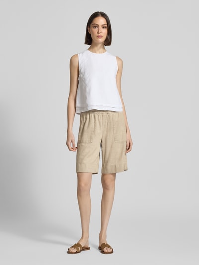 Frauenmodel trägt Bermudas mit elastischem Bund und Kordelzug Modell 'Lia Urban' von Angels aus Reine Baumwolle, Loose-Fit, Beige mit Seitliche Eingrifftaschen und Gesäßleistentaschen, Ganzkörperansicht von vorne.