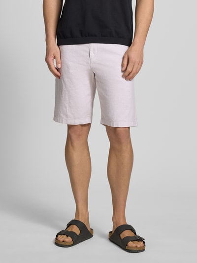 Männermodel trägt Regular Fit Bermuda aus Leinen-Baumwolle-Mix von Tom Tailor Denim, Optik: Unifarben, Ganzkörperansicht von vorne.