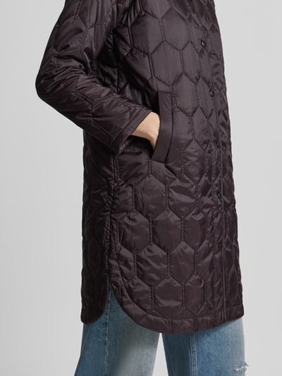 Frauenmodel trägt Regular Fit Mantel in Stepp-Optik Modell 'Solene' von CARS JEANS, dunkel, abgerundete Säume, Knopfleiste, Eingrifftasche, Nahaufnahme Oberkörper.