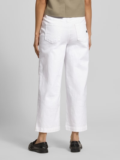 Frauenmodel trägt Jeans im 5-Pocket-Design mit Label-Detail Modell 'Kate' von Buena Vista, weiß, Baumwoll-Mix mit Stretch-Anteil, Wide-Fit, Ganzkörperansicht Rückansicht.