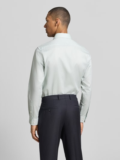 Männermodel trägt Regular Fit Business-Hemd mit Kentkragen von Christian Berg Men, Reine Baumwolle, Ganzkörperansicht Rückansicht. Rückenlänge bei Größe 39/40: 78 cm, Schulterbreite: 43 cm, Ärmellänge: 65 cm, Knopfleiste, Sportmanschetten, abgerundeter Saum.