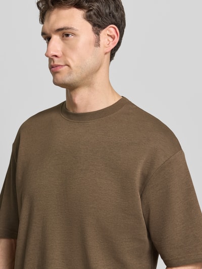 Männermodel trägt Oversized Shirt aus Baumwoll-Mix Modell 'LOOSEOSCAR' von SELECTED HOMME, Optik: Unifarben, Melange, Nahaufnahme Oberkörper.