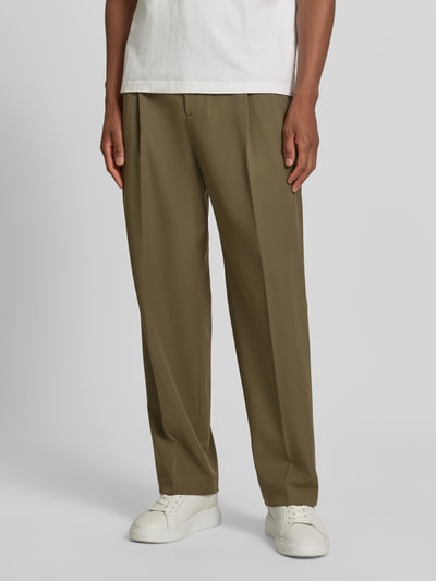 Männermodel trägt Stoffhose mit Bügelfalten und Eingrifftaschen von MCNEAL aus Material-Mix mit Viskose-Anteil, Loose-Fit, Ganzkörperansicht von vorne.