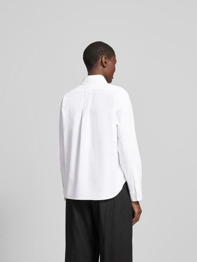 Frauenmodel trägt Regular Fit Hemdbluse aus Baumwolle von Kenzo in Weiß mit Button-Down-Kragen, Langärmelig, Ganzkörperansicht Rückansicht.