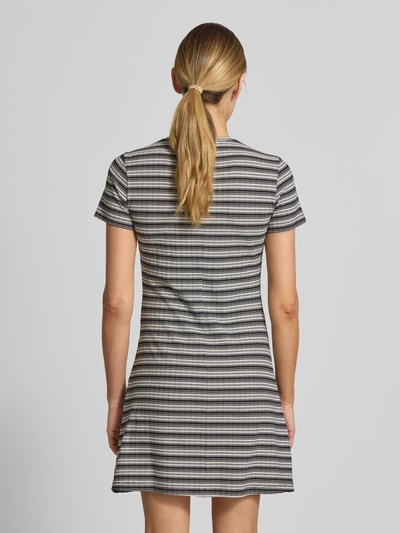 Frauenmodel trägt Körpernahes Freizeitkleid mit Allover-Muster von Tom Tailor Denim, Rippenstruktur, gerade Saum, Knielang, Kurzarm, Rundhals, Optik:Allover-Muster, Materialverarbeitung:Ripp, Ganzkörperansicht Rückansicht.