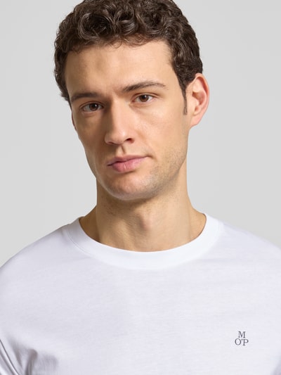 Männermodel trägt Regular Fit T-Shirt Set aus reiner Baumwolle im 3er-Pack von Marc O'Polo, unifarben, Logo-Print, Nahaufnahme Oberkörper.
