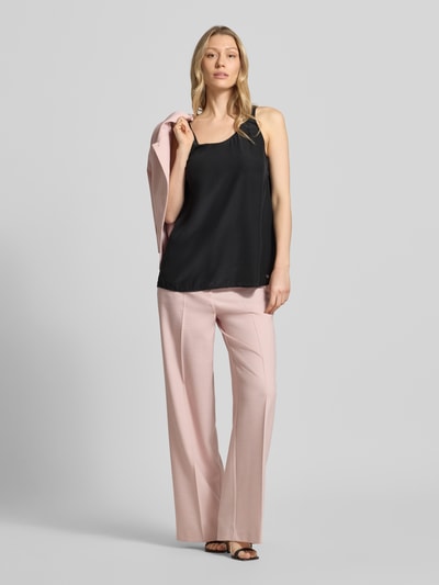Kobiece modelka nosi Blusenshirt mit Rundhalsausschnitt und Label-Detail von Marc Cain z satyny, krój straight fit, okrągły dekolt, detal z logo, długość tyłu w rozmiarze 36: 52 cm, cała sylwetka z przodu.