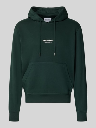 Produktfoto, Regular Fit Hoodie aus Baumwoll-Mix Modell 'Soho' von JACK & JONES in dunklem Grün, Känguru-Tasche, Kapuze mit Tunnelzug, elastische Abschlüsse.