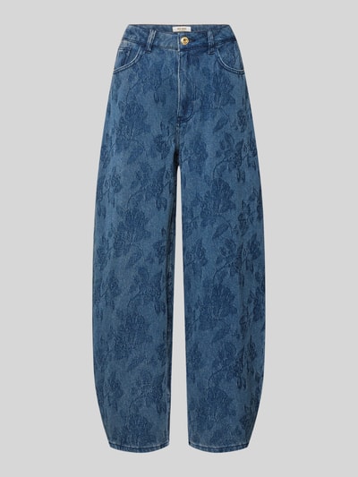 Produktfoto, Barrel Fit Jeans mit 5-Pocket-Design Modell 'Rosy' von MOS MOSH, reine Baumwolle, lockerer Schnitt, mittleres Blau, florales Muster, strukturierte Oberfläche, sichtbarer Knopf- und Reißverschluss, gerades Bein.