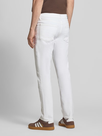 Mężczyznęmodel nosi Slim Fit Jeans mit Eingrifftaschen od Calvin Klein Jeans, bawełniany materiał, krój slim fit, białe, widok całej sylwetki z tyłu. Szerokość w rozmiarze 32/32: 43 cm, długość wewnętrzna nogawki: 78 cm.