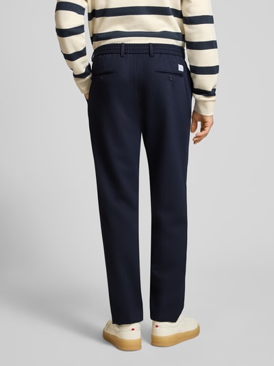 Männermodel trägt Straight Fit Hose mit Viskose-Anteil von Manuel Ritz in Dunkelblau, feine Struktur, Bundfalten, Ganzkörperansicht Rückansicht. Kontext: Elastischer Material-Mix, Knopf- und Reißverschluss, Bundweite 42 cm, Innenbeinlänge 73 cm.