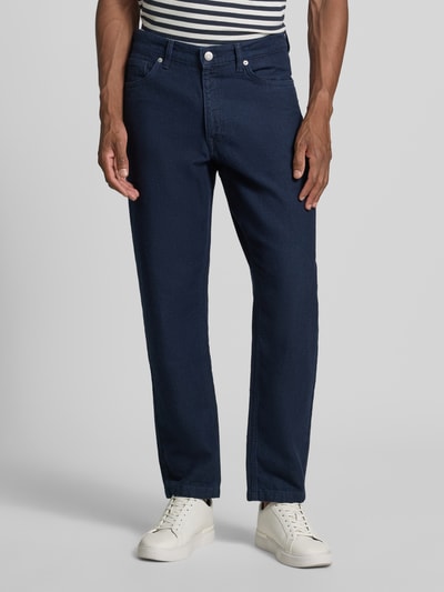 Männermodel trägt dunkelblaue Regular fit Tapered Jeans aus Baumwoll-Hanf-Mix Modell 'MAURO' von Selected, Herren Tapered Jeans, Nahaufnahme Oberkörper bis Füße.