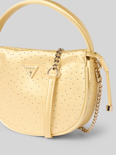 Produktfoto, Handtasche mit Ziersteinbesatz Modell 'ELSIE' von Guess in Hellgelb, Magnetverschluss, Label-Applikation, Tragehenkel, 22x15x6 cm, Schulterriemen 108 cm, weiche Struktur, glänzende Details, Damen Handtasche