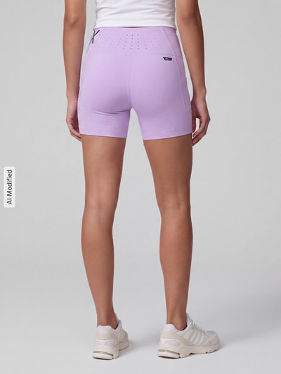Frauenmodel trägt Skinny Fit Sportshorts mit Label-Print Modell 'PUMA x HYROX PWRMODE 4' von PUMA, Damen Sportshorts, Ganzkörperansicht Rückansicht, KI-modifiziertes Bild.