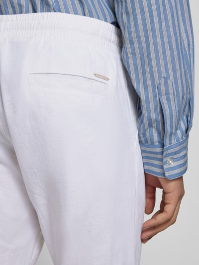 Mannenmodel draagt Hose aus Baumwoll-Leinen-Mix Modell 'KANE' van Jack & Jones, regular fit, elastische band, witte stof, detailopname achterkant