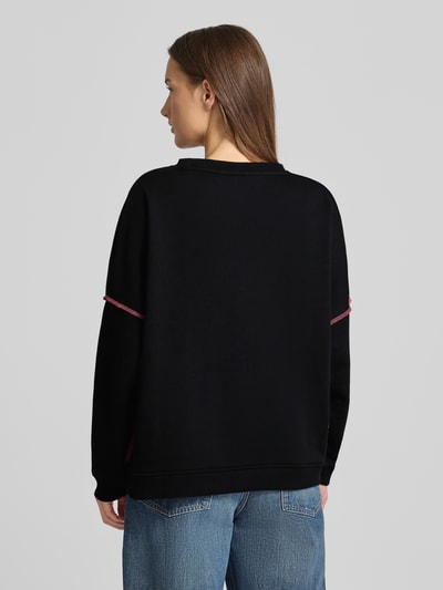 Młodzieżowy styl, kobiecy model nosi Sweatshirt mit Label-Detail od miss goodlife, czarny, bawełna, luźny krój, widok z tyłu.