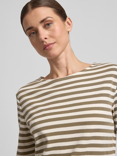 Kobieta nosi t-shirt z okrągłym dekoltem i rękawem o dł. 3/4 od Oui, bawełna, krój regular fit, długość tyłu 61 cm, zbliżenie na górę ciała.