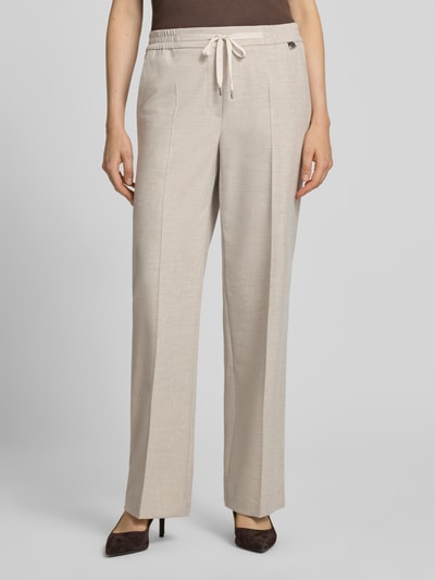Vrouwenmodel draagt Straight Fit stoffen broek met viscose en persplooien van Marc Cain, elastische materiaalmix met tunnelkoord, voorkant, volledige lichaamsopname.