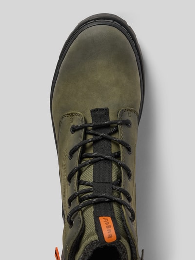 Produktfoto, Boots mit Schnür- und Reißverschluss Modell 'Pallario' von bugatti in Olivgrün, Label-Details, profilierte Sohle, Nahaufnahme Obermaterial