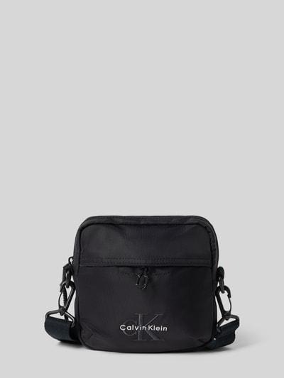 Produktfoto, czarna torba na ramię z wyhaftowanym logo, model 'BOLD SQUARE CROSSBODY' od CK Calvin Klein, torba męska