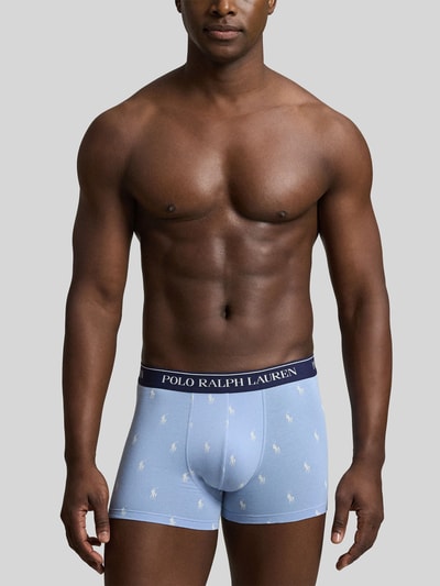 Männermodel trägt hellblaue Trunks aus Baumwoll-Mix Modell 'CLSSIC TRUNK-3 PACK' von Polo Ralph Lauren, elastischer Bund, Herren Pant & Trunk von Polo Ralph Lauren Underwear, Ganzkörperansicht von vorne.