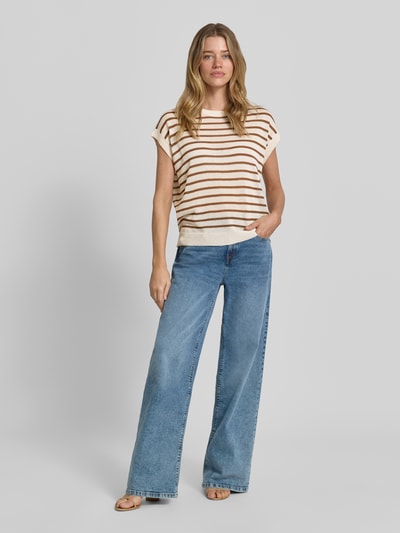 Frauenmodel trägt Strickshirt mit Rundhalsausschnitt Modell 'LUANNA' von Soyaconcept, Material-Mix mit Leinen-Anteil, Allover-Look, Regular-Fit, Rückenlänge bei Größe S: 60 cm, Ärmellänge bei Größe S: 4 cm, mehrfarbige Streifen, lockere Textur, Ganzkörperansicht von vorne.