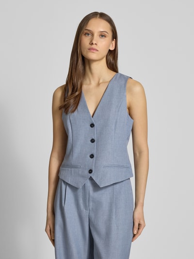Vrouwenmodel draagt Regular Fit Bodywarmer met enkelvoudige knoopsluiting Model 'LINDA' van ONLY, gemêleerde look, V-hals, aangeduide paspelzakken, vooraanzicht bovenlichaam.