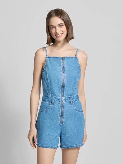 Modelka kobieca nosi Regular Fit Playsuit aus Denim od Levi's®, niebieski dżins, kontrastowe szwy, kieszenie, bawełna, zdjęcie całej sylwetki z przodu.