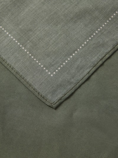 Produktfoto, Tuch aus reiner Bio-Baumwolle Modell 'NICOLAJ BANDANA' von SELECTED HOMME in unifarbener Popeline mit dezent gepunktetem Muster, grüne Farbtöne, glatte Textur