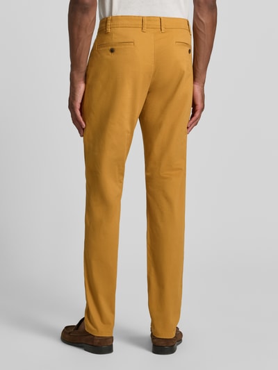 Męski model nosi Straight Fit Hose mit Gesäßtaschen von MCNEAL, żółty, bawełna, tylne i boczne kieszenie, zapięcie na guzik i zamek, Szerokość w rozmiarze 50: 46 cm, długość nogawki od wewnątrz: 83 cm, całkowity widok z tyłu.
