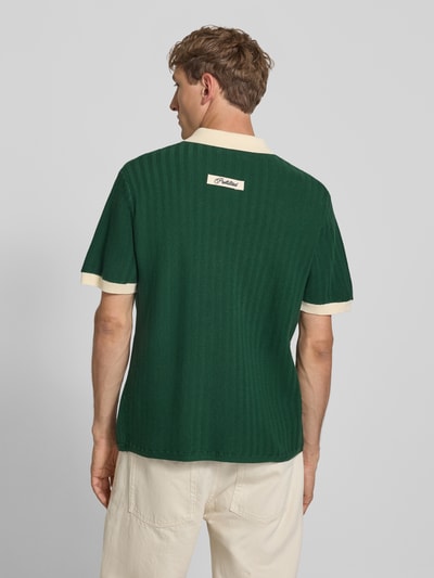 Männermodel trägt Regular Fit Poloshirt mit Label-Stitching von PROHIBITED in Grün aus Reine Baumwolle, Rückenlänge 70 cm, Ganzkörperansicht Rückansicht.