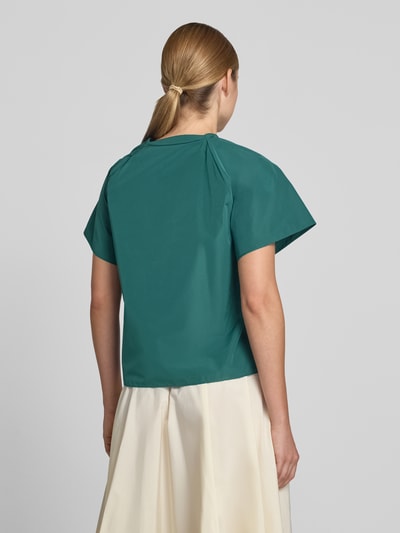 Männermodel trägt bluzka z krótkim rękawem Regular Fit Kurzarmbluse mit bawełnianym udziałem model 'RECENTE' od Weekend Max Mara, widok całej sylwetki z tyłu.