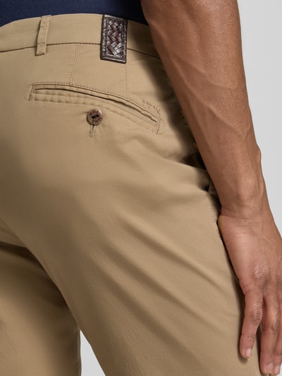 Männermodel trägt Hose mit Gesäßtaschen Modell 'Lupus' von Mmx aus beigem Baumwoll-Mix mit Stretch-Anteil, Nahaufnahme Gesäß. Regular Fit, Eingrifftaschen, Bundweite 47 cm, Innenbeinlänge 81 cm, Herren.