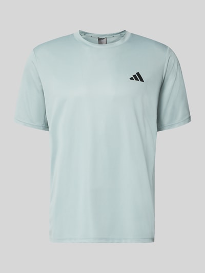 Produktfoto, T-Shirt mit Logo und Rundhalsausschnitt von adidas Training in Hellblau, Regular Fit, dezentes Logo, glatte Textur, Rückenlänge 70 cm