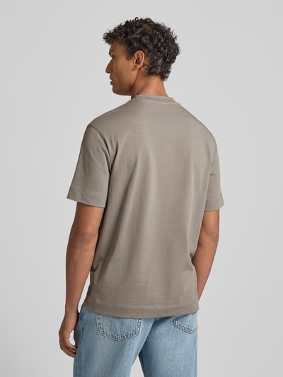 Männermodel trägt T-Shirt mit Label-Stitching von Emporio Armani in Beige, reine Baumwolle, Regular-Fit, gerippter Rundhalsausschnitt, Rückenlänge 71 cm, Ganzkörperansicht Rückansicht.