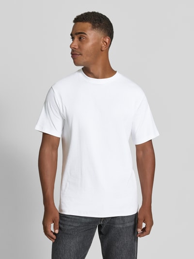 Męski model nosi biały t-shirt o kroju regular fit z bawełnianej mieszanki, model 'SPENCER' od Selected Homme, Ganzkörperansicht von vorne.