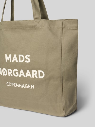 Produktfoto, Shopper aus Baumwolle mit Logo Modell 'Boutique Athene' von MADS NØRGAARD, beigefarbene Oberfläche, robuste Textur, schlichte Rechteckform, sichtbares Logo und Tragehenkel, Kontext: Damen Shopper, offenes Hauptfach, ca. 39x32x10 cm, Schulterriemen ca. 61 cm.