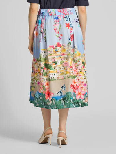 Frauenmodel trägt Regular Fit Midirock mit Motiv-Print von ROBE LÉGÈRE, bunter Motiv-Print, Kellerfalten, teilelastischer Bund, Ganzkörperansicht Rückansicht.