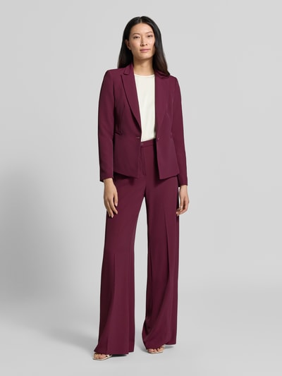 Vrouwenmodel draagt blouse uit Satijn van Rinascimento in wijnrood, met lange mouwen, ronde hals, getailleerde pasvorm, materiaalmix met stretch. Volledige lichaamsaanzicht van voren.
