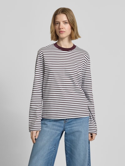 Frauenmodel trägt Boxy Fit Longsleeve Modell 'SOPHIA' von JJXX aus Reine Baumwolle mit Streifenmuster und Rundhalsausschnitt, Ganzkörperansicht von vorne. Rückenlänge bei Größe S: 53 cm.