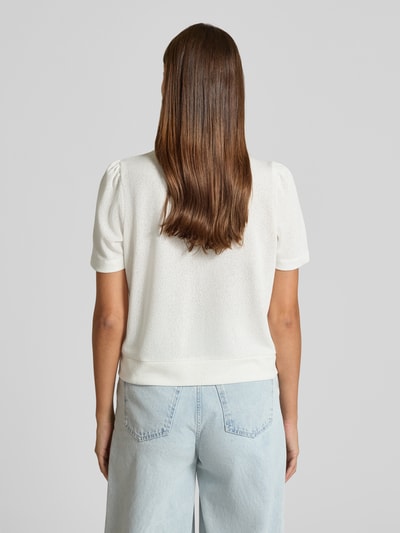 Frauenmodel trägt Strickshirt aus Viskose-Mix mit Knopfleiste von Christian Berg Woman, weiß, Regular-Fit, Rückenlänge 52 cm, Ganzkörperansicht Rückansicht.