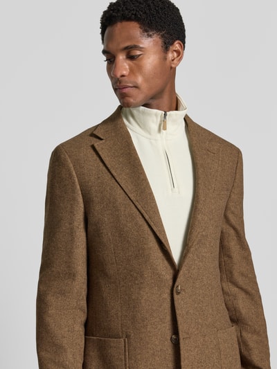 Mannenmodel draagt Modern Fit Sakko met wol model 'HERRINGBONE' van Polo Ralph Lauren in bruin, grove stof, Nahaufnahme Oberkörper.