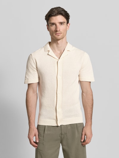 Männermodel trägt Regular Fit Freizeithemd mit Reverskragen Modell 'LINDHOLM' von Casual Friday in Creme, strukturierte Oberfläche, Knopfleiste, gerippte Abschlüsse, Nahaufnahme Oberkörper.