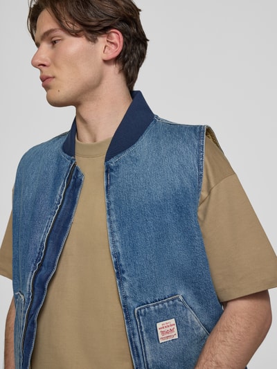 Männermodel trägt Boxy Fit T-Shirt aus reiner Baumwolle von Marc O'Polo Denim, Optik: Unifarben, Passform: Boxy-Fit, Label-Print, Rundhals, Ärmelform: Kurzarm, Material: Reine Baumwolle, Nahaufnahme Oberkörper.