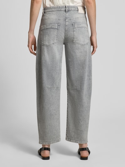 Vrouwenmodel draagt Barrel Fit jeans uit katoenmix model 'OCEAN' van Cambio in denimlook, verkort, high waist, 5-pocketmodel, labelpatch, riemlussen, knoop- en ritssluiting, kleur lichtgrijs, rechte vormen, gladde textuur. Ganzkörperansicht Rückansicht.