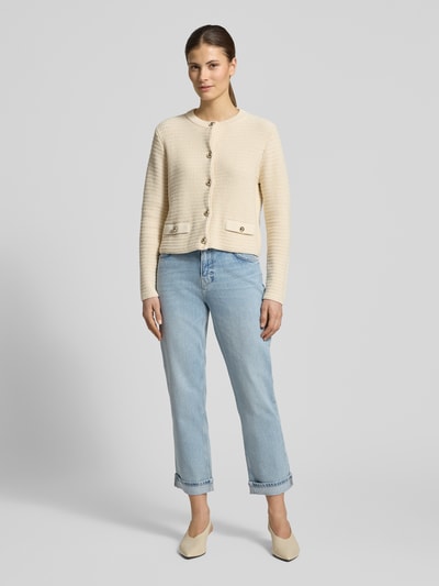 Vrouwenmodel draagt lichtblauwe Jeans mit Aufschlag Modell 'Colorado Mai' van MOS MOSH, regular fit, katoenmix met lyocell, vooraanzicht hele lichaam.